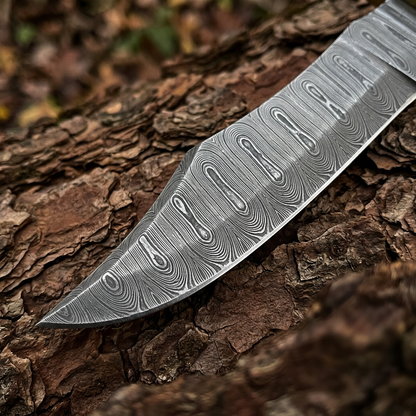 Blade macro showing elongated layered Damascus patterns