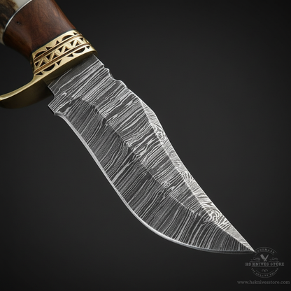 Close-up macro of Damascus steel hunting blade showing bold straight ladder wave Damascus pattern and sharp polished edge