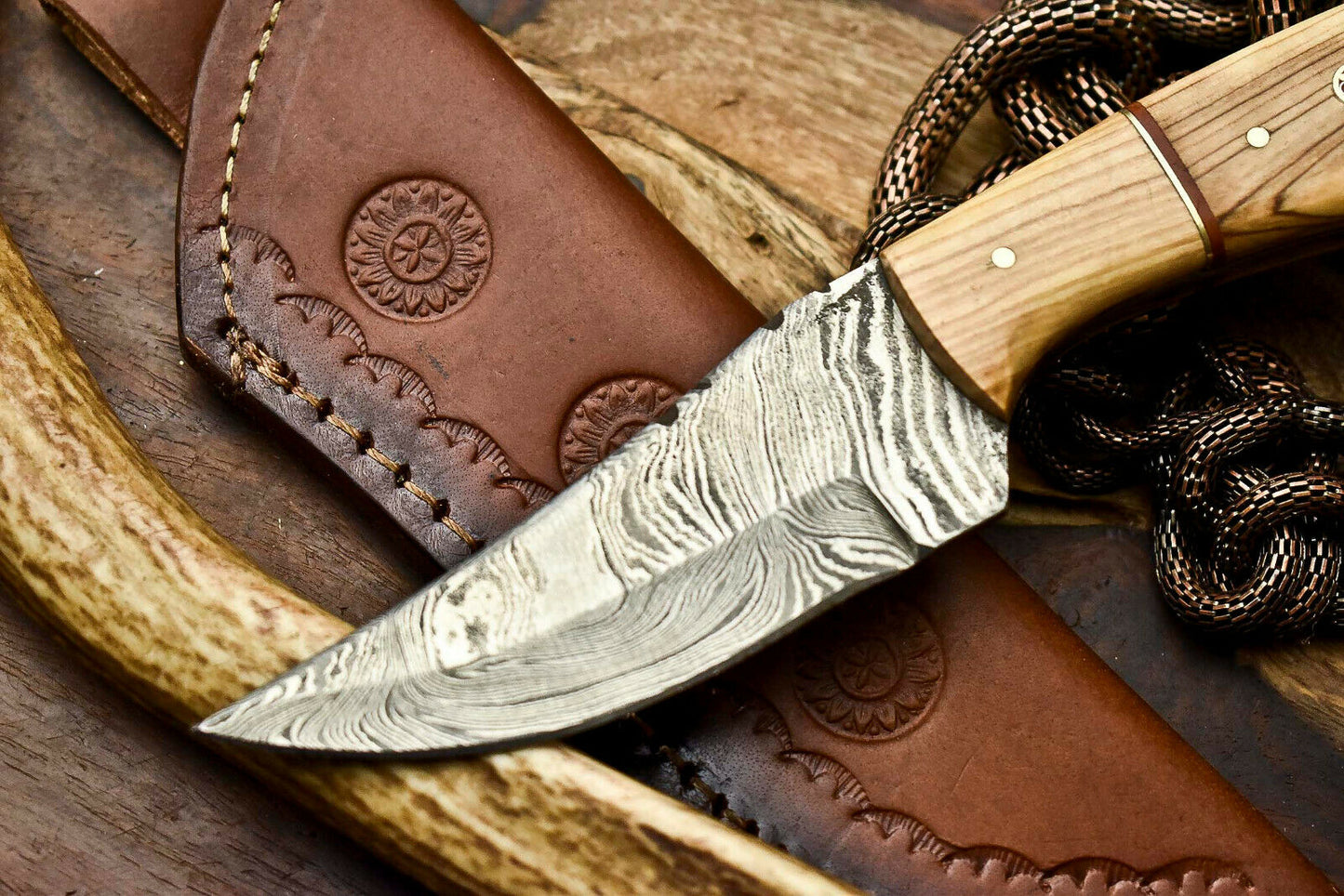HS-635 Custom Handmade Damascus Hunting Skinning Blade Hunter Camping Full Tang Knife