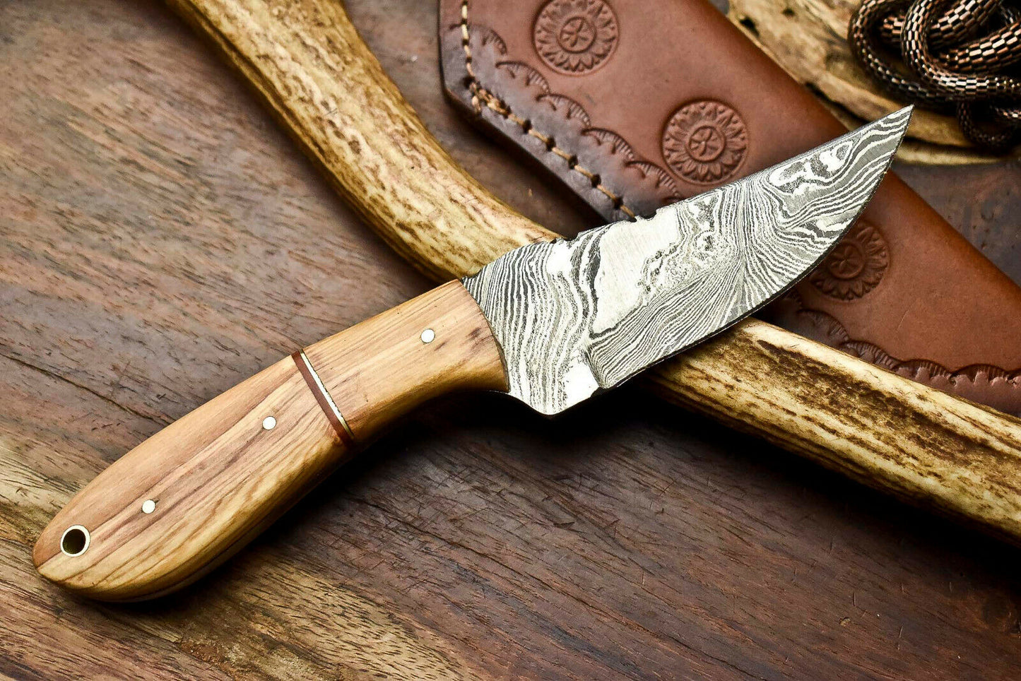 HS-635 Custom Handmade Damascus Hunting Skinning Blade Hunter Camping Full Tang Knife