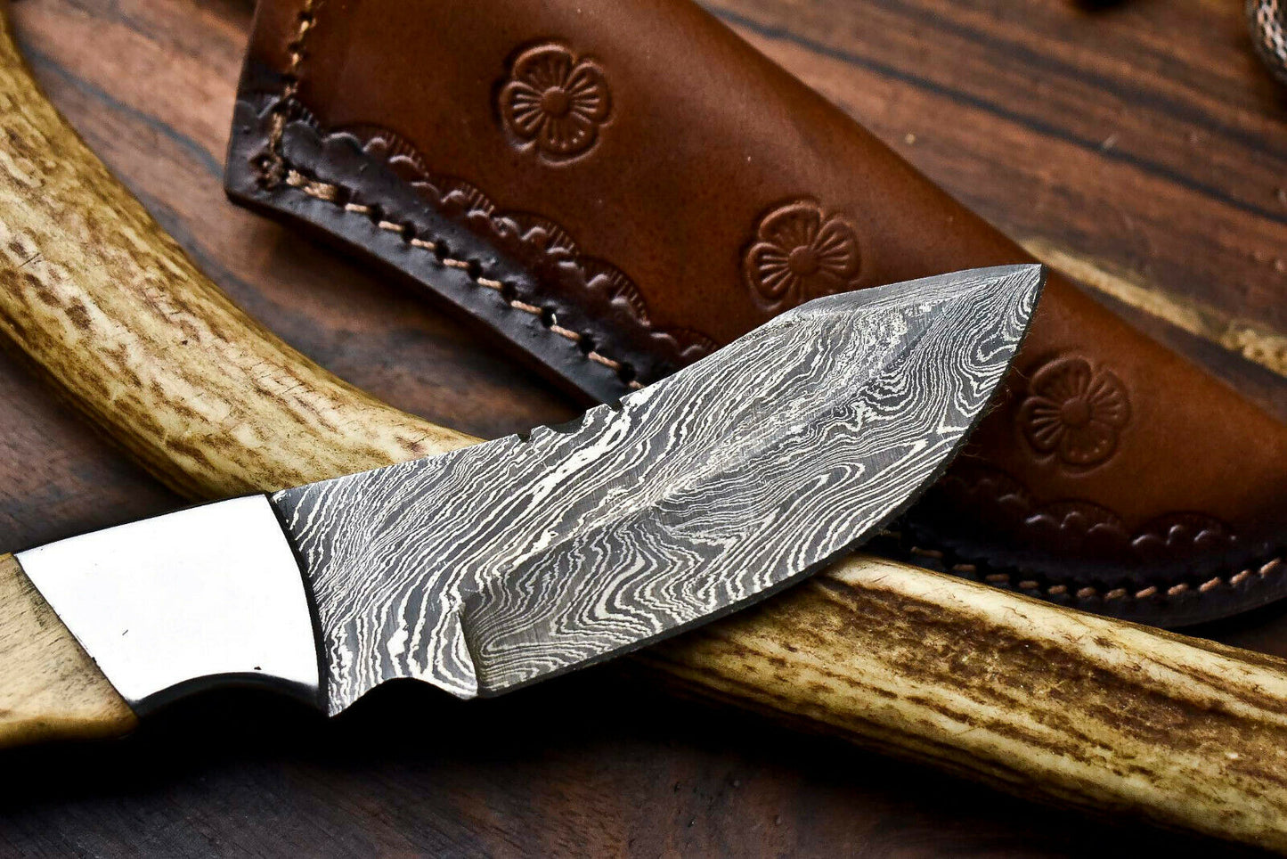 HS-603  Handmade Damascus Skinning Blade Camping Full Tang Knife