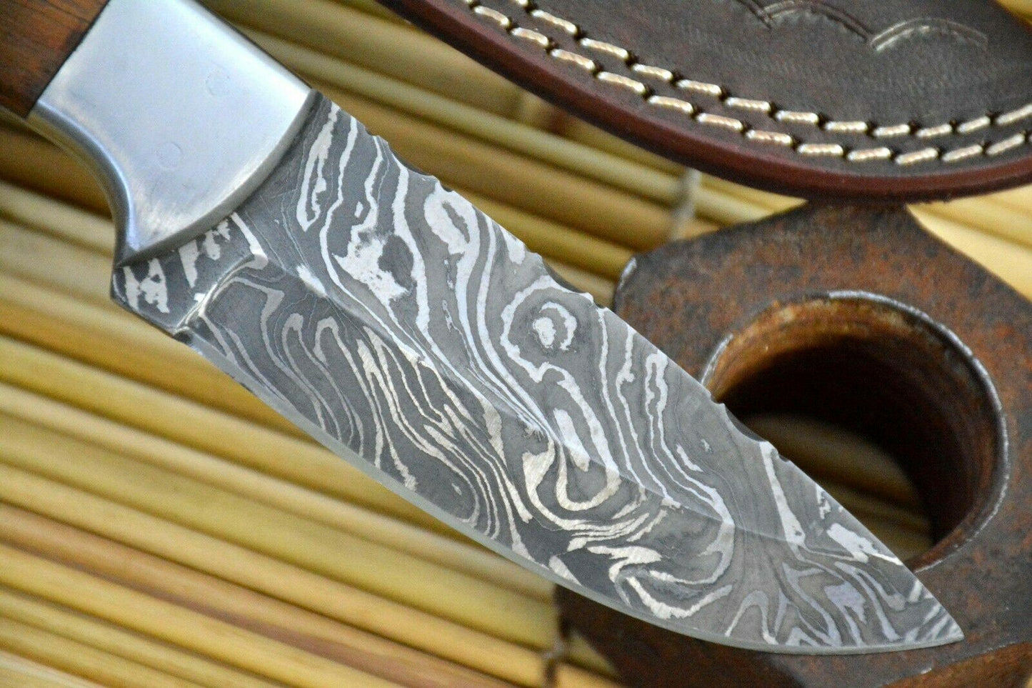 HS-843 Custom Handmade Damascus Steel Skinner Knife Handmade With Walnut Handle